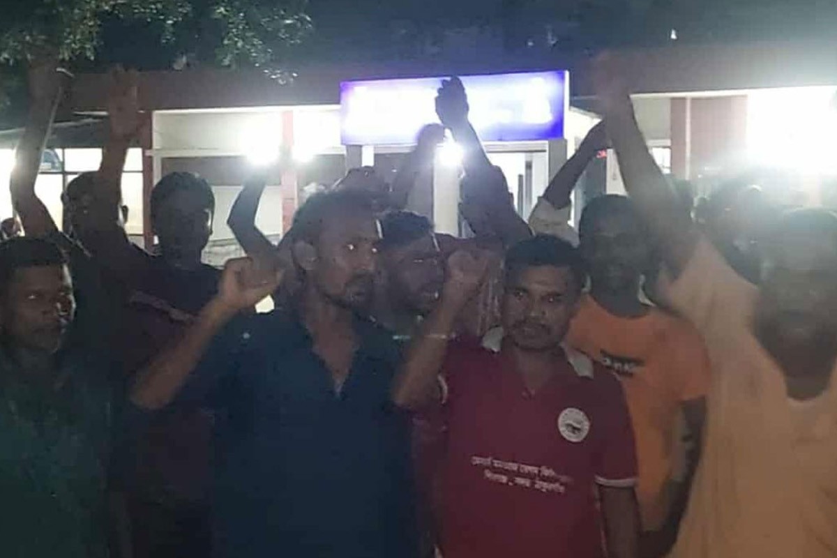 চাঁদা না দেওয়ায় অটোরিকশা চালককে মারধর, মধ্যরাতে থানার সামনে বিক্ষোভ