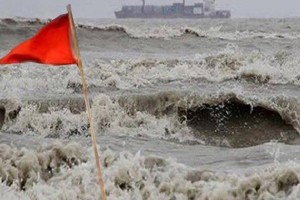 চার সমুদ্রবন্দরে তিন নম্বর সতর্কসংকেত