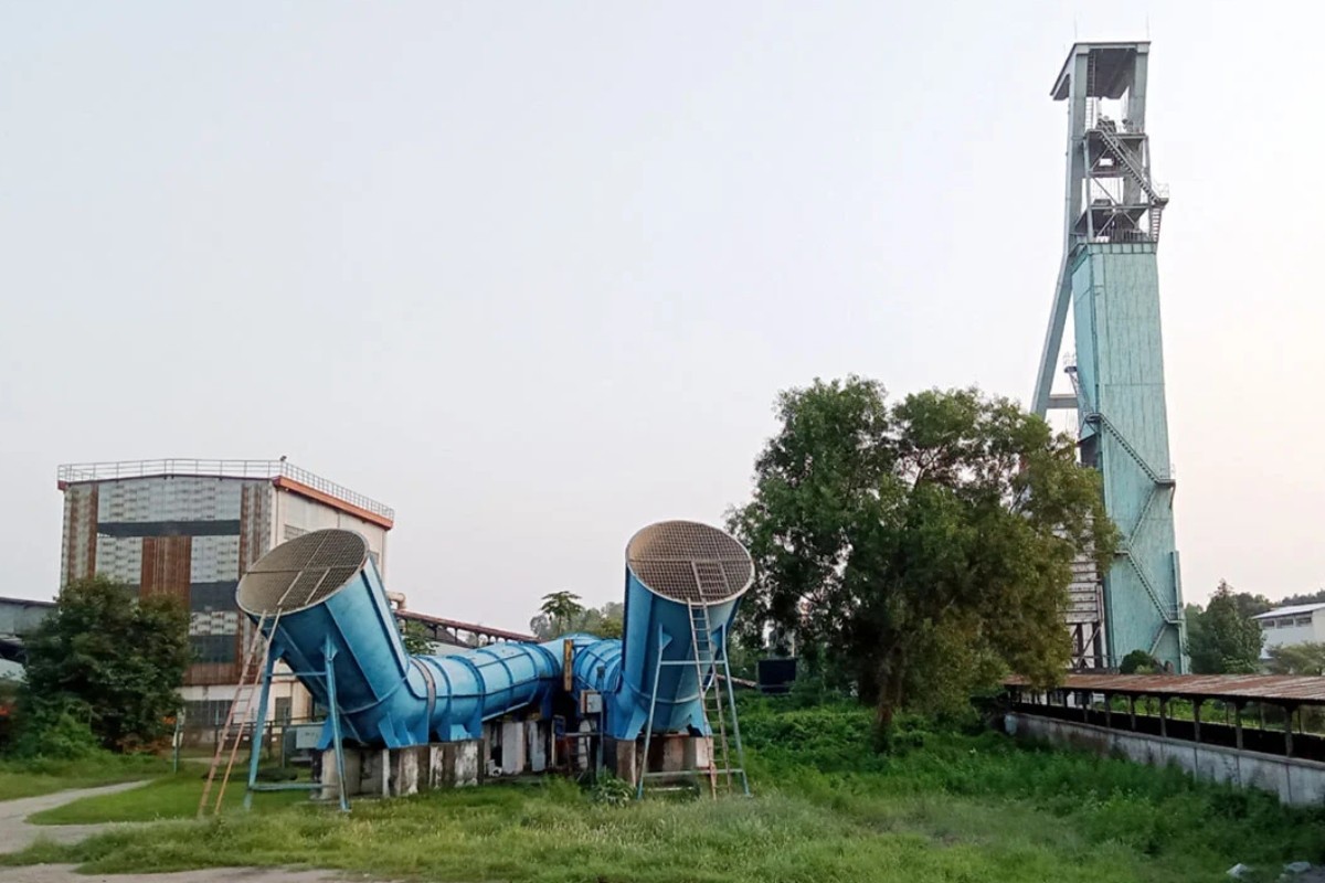চারদিন বন্ধ থাকার পর মধ্যপাড়া খনিতে ফের পাথর উত্তোলন শুরু