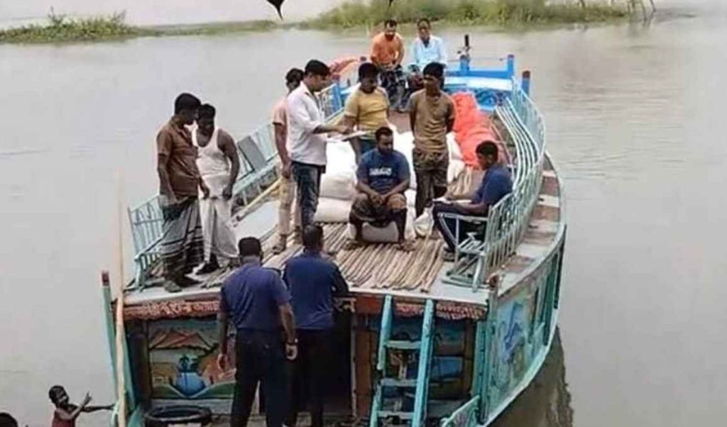 ট্রলারে ৭২ বস্তা সরকারি চাল পাচারের চেষ্টা, আটক তিন মাঝি 3 চাল জব্দ 1758173659 ট্রলারে ৭২ বস্তা সরকারি চাল পাচারের চেষ্টা, আটক তিন মাঝি