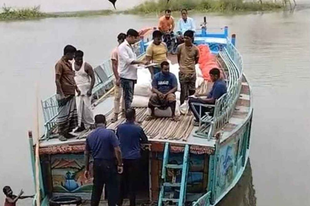 ট্রলারে ৭২ বস্তা সরকারি চাল পাচারের চেষ্টা, আটক তিন মাঝি