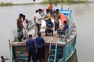 ট্রলারে ৭২ বস্তা সরকারি চাল পাচারের চেষ্টা, আটক তিন মাঝি