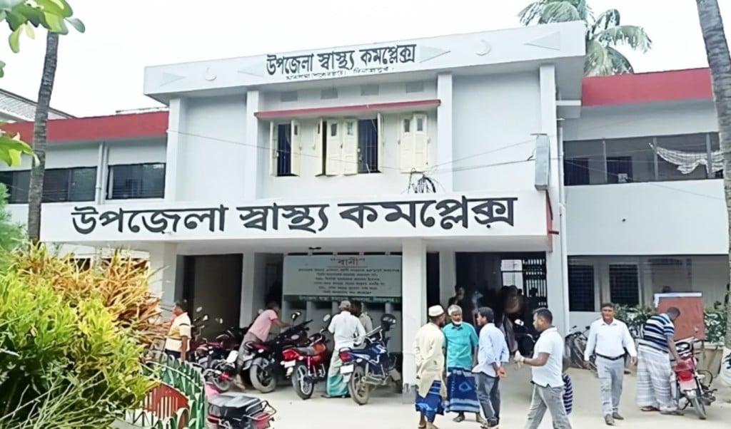 চিকিৎসক অনুপস্থিত থাকলেও হাজিরা খাতায় স্বাক্ষর করে ‘ভূত 1757042333 কর্মস্থলে না এসেও হাজিরা খাতায় স্বাক্ষর করেন এই চিকিৎসক!