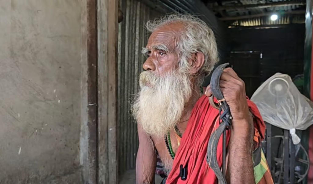 চুল কাটার ঘটনা নিয়ে যা বললেন সেই বৃদ্ধ 1758861699 চুল কাটার ঘটনা নিয়ে যা বললেন সেই বৃদ্ধ, জানা গেলো তাঁর পরিচয়