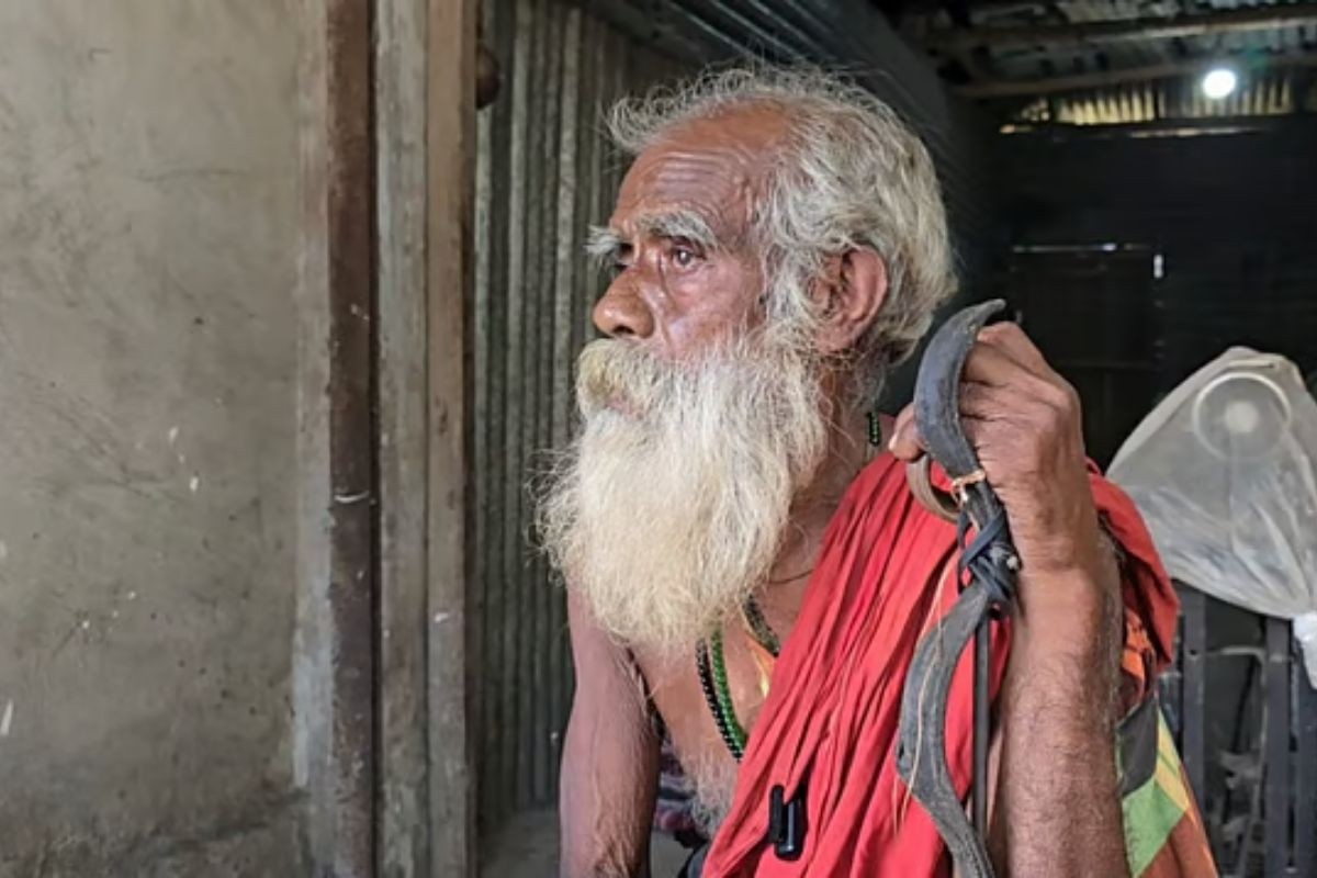চুল কাটার ঘটনা নিয়ে যা বললেন সেই বৃদ্ধ, জানা গেলো তাঁর পরিচয়