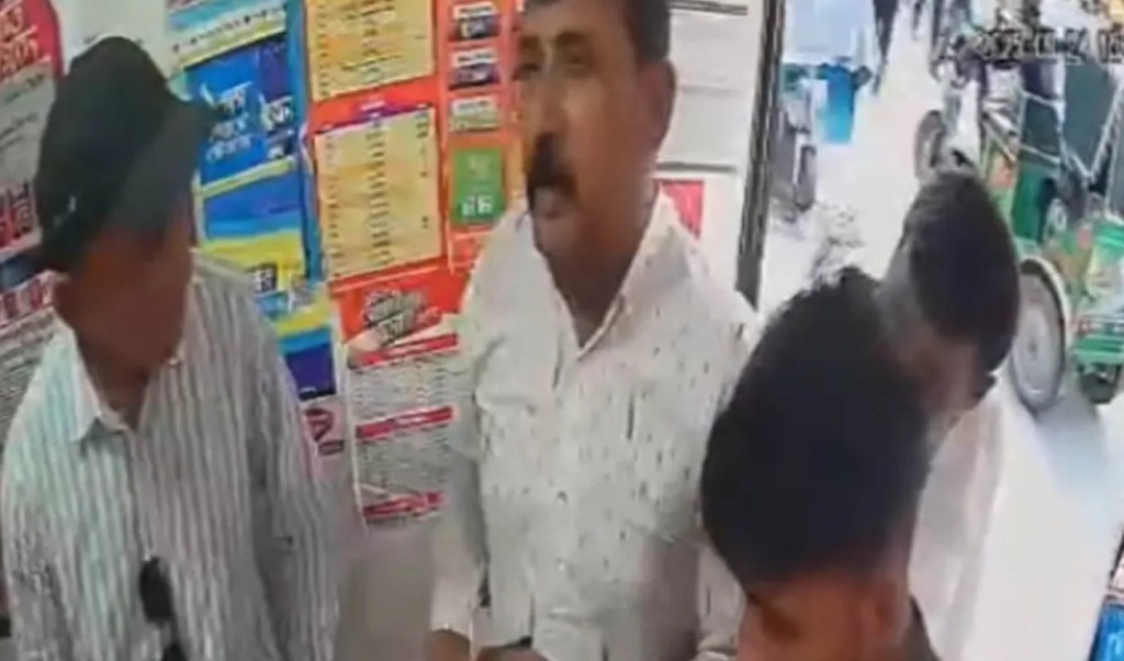 চোখের পলকে টাকা গায়েব করে দিলেন ‘দুই বিদেশি’ 4 চোখের পলকে টাকা গায়েব করে দিলেন ‘দুই বিদেশি 1758729565 চোখের পলকে টাকা গায়েব করে দিলেন ‘দুই বিদেশি’