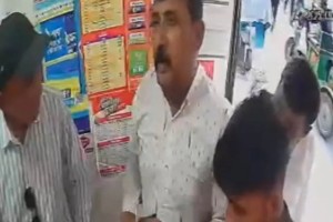 চোখের পলকে টাকা গায়েব করে দিলেন ‘দুই বিদেশি’