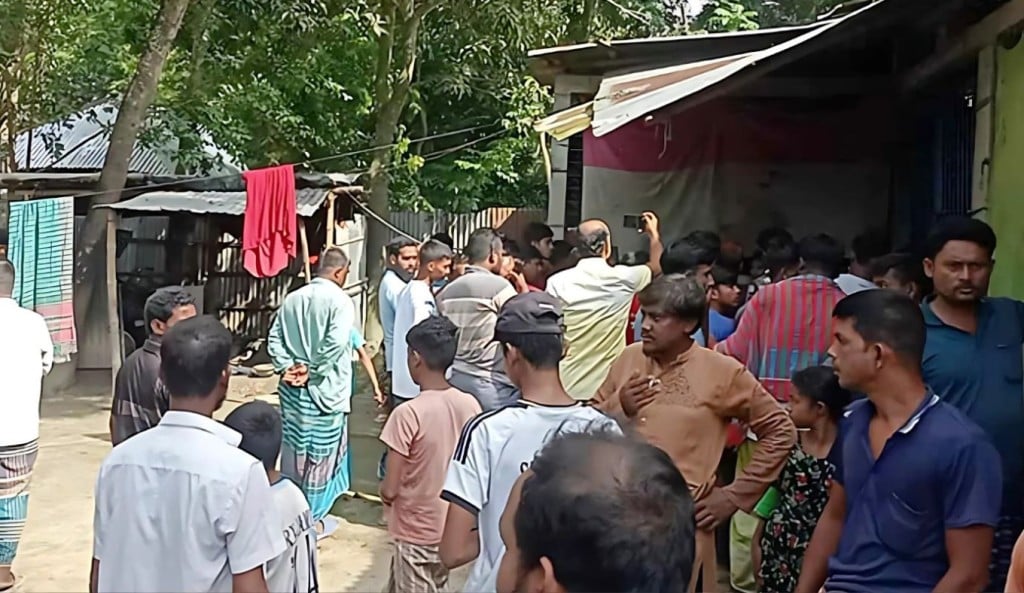 চোর ছেড়ে দিলো পুলিশ বাড়ি ঘেরাও করলো বিক্ষুব্ধ জনতা 1756963406 তিন চোরকে ছেড়ে দিলো পুলিশ, বাড়ি ঘেরাও করলো বিক্ষুব্ধ জনতা