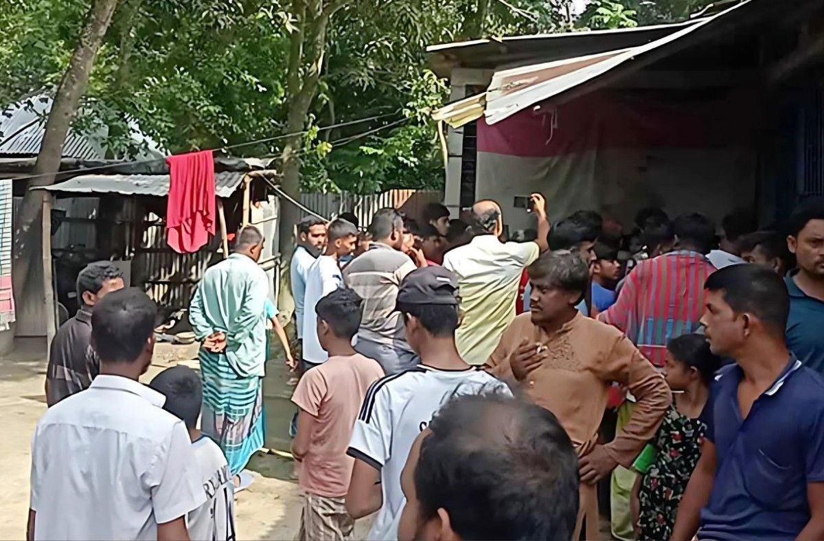 তিন চোরকে ছেড়ে দিলো পুলিশ, বাড়ি ঘেরাও করলো বিক্ষুব্ধ জনতা