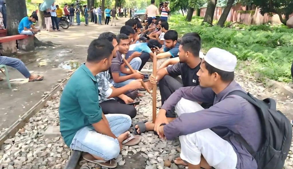ছয় দফা দাবিতে ফের বাকৃবি শিক্ষার্থীদের রেলপথ অবরোধ 1756799205 ছয় দফা দাবিতে ফের বাকৃবি শিক্ষার্থীদের রেলপথ অবরোধ