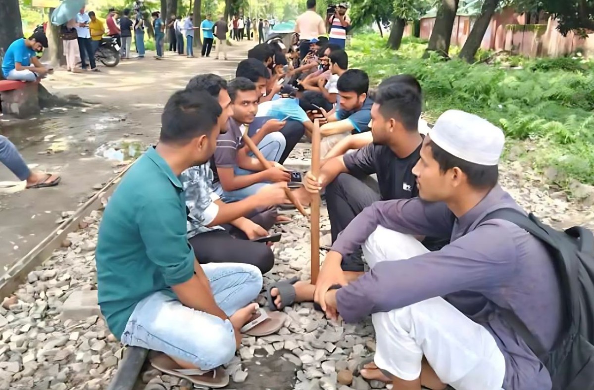 ছয় দফা দাবিতে ফের বাকৃবি শিক্ষার্থীদের রেলপথ অবরোধ