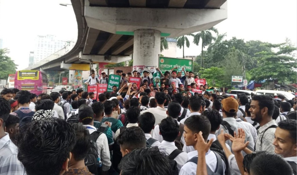 ছয় দাবিতে সাতরাস্তায় পলিটেকনিক শিক্ষার্থীদের বিক্ষোভ 4 ছয় দাবিতে সাতরাস্তায় পলিটেকনিক শিক্ষার্থীদের বিক্ষোভ 2 1758021860 ছয় দাবিতে সাতরাস্তায় পলিটেকনিক শিক্ষার্থীদের বিক্ষোভ