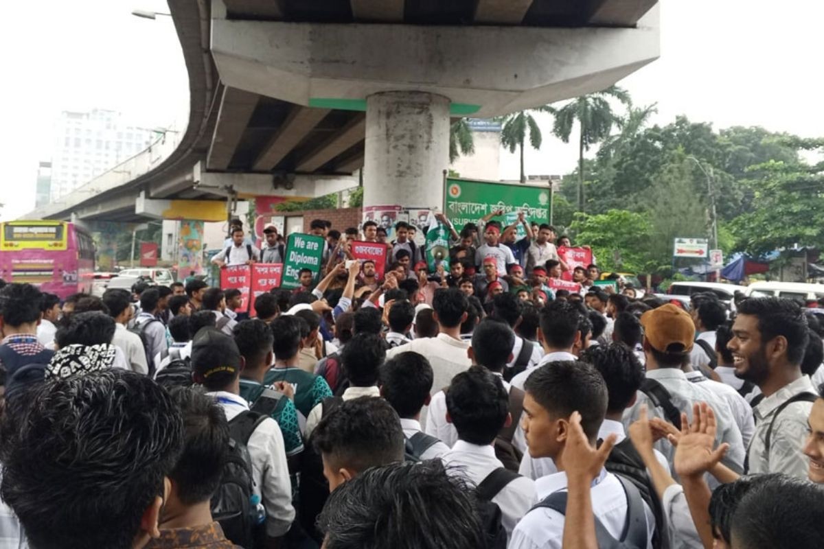 ছয় দাবিতে সাতরাস্তায় পলিটেকনিক শিক্ষার্থীদের বিক্ষোভ