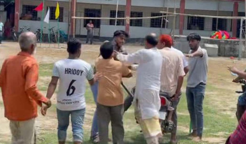 ছাত্রীদের নিপীড়নের অভিযোগে প্রধান শিক্ষককে গণধোলাই 2 ছাত্রীদের নিপীড়নের অভিযোগে প্রধান শিক্ষককে গণধোলাই 1757347022 ছাত্রীদের নিপীড়নের অভিযোগে প্রধান শিক্ষককে গণধোলাই