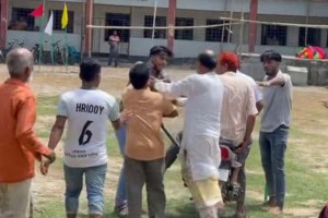 ছাত্রীদের নিপীড়নের অভিযোগে প্রধান শিক্ষককে গণধোলাই