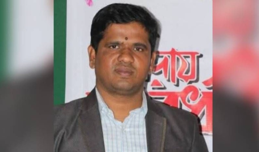 ছাত্রীর সঙ্গে আপত্তিকর অবস্থায় ধরা শিক্ষক, অতঃপর... 3 ছাত্রীর সঙ্গে আপত্তিকর অবস্থায় ধরা শিক্ষক অতঃপর 1758535899 ছাত্রীর সঙ্গে আপত্তিকর অবস্থায় ধরা শিক্ষক, অতঃপর...