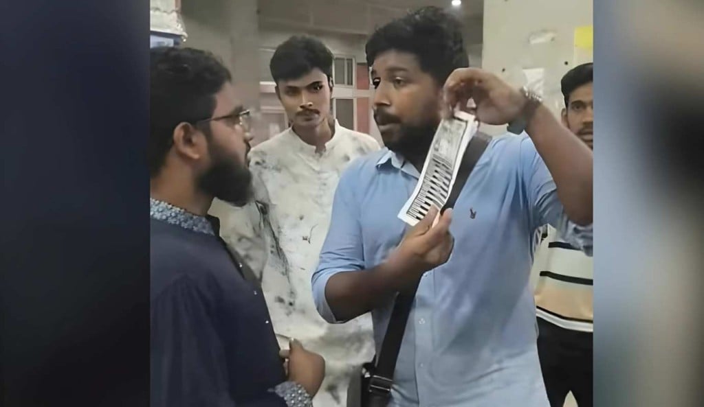 জাকসু নির্বাচন শিবিরের বিরুদ্ধে হলে শিক্ষার্থীদের ব্যালট পেপার দেয়ার অভিযোগ 1757581081 জাকসু নির্বাচন: শিবিরের বিরুদ্ধে হলে শিক্ষার্থীদের ব্যালট পেপার দেয়ার অভিযোগ