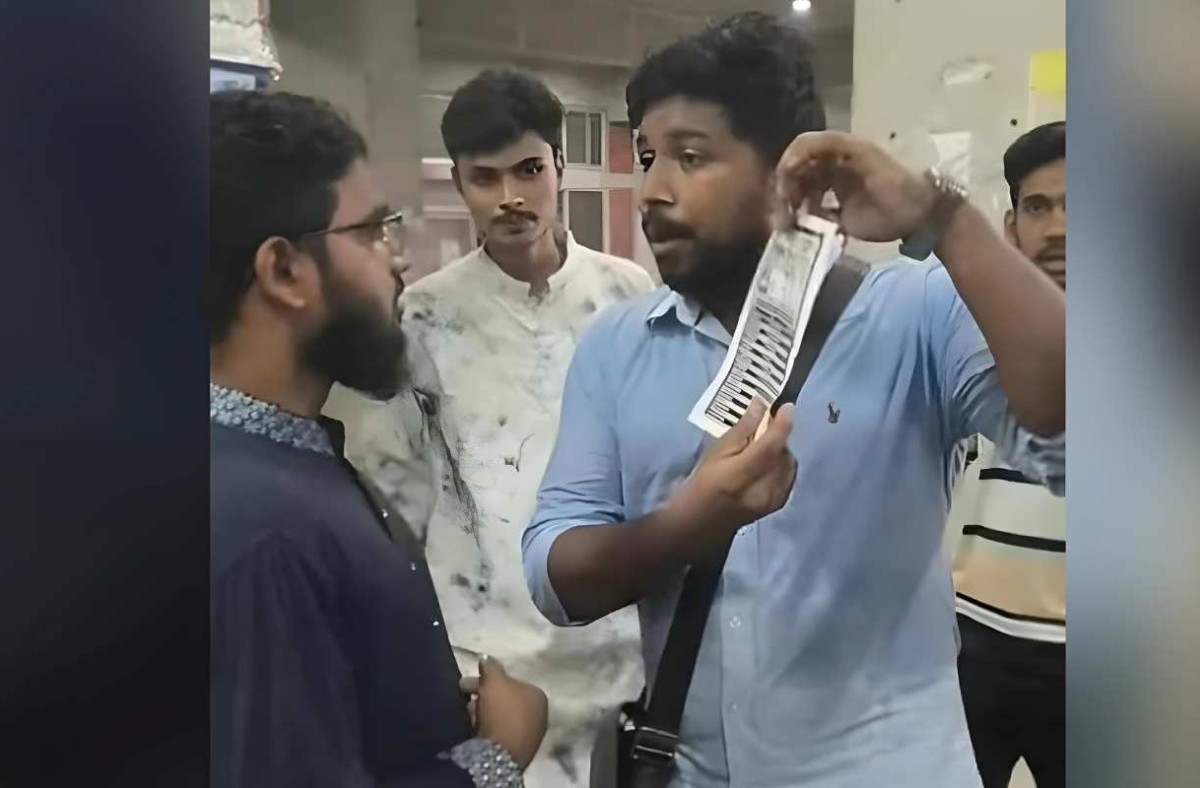 জাকসু নির্বাচন: শিবিরের বিরুদ্ধে হলে শিক্ষার্থীদের ব্যালট পেপার দেয়ার অভিযোগ