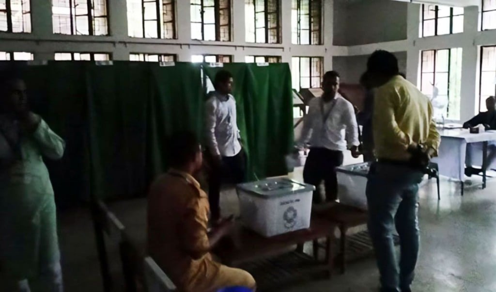 জাকসু নির্বাচনে অন্ধকারে চার্জার লাইট জ্বালিয়ে চলছে ভোট গ্রহণ 1757577955 জাকসু নির্বাচনে চার্জার লাইট জ্বালিয়ে চলছে ভোট গ্রহণ