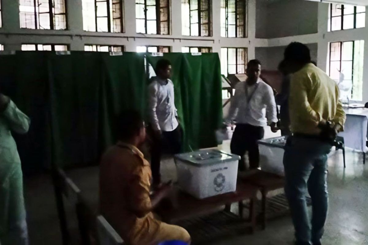 জাকসু নির্বাচনে চার্জার লাইট জ্বালিয়ে চলছে ভোট গ্রহণ