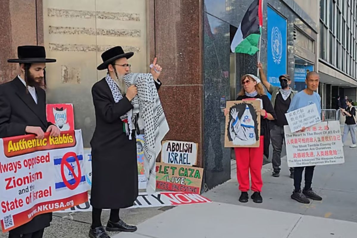 ফিলিস্তিনের পক্ষে জাতিসংঘের সামনে ইহুদিদের অবস্থান