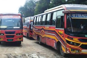 জাবি ছাত্রীকে বাস থেকে ধাক্কা দিয়ে ফেলে দেওয়ার অভিযোগে ২৮ বাস আটক