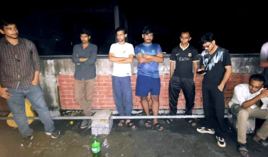 জাবিতে মাদক সেবন, ১৫ শিক্ষার্থীসহ ধরা ছাত্রদল নেতা 4 জাবিতে মাদক সেবন ১৫ শিক্ষার্থীসহ ধরা ছাত্রদল নেতা 1758629042 জাবিতে মাদক সেবন, ১৫ শিক্ষার্থীসহ ধরা ছাত্রদল নেতা