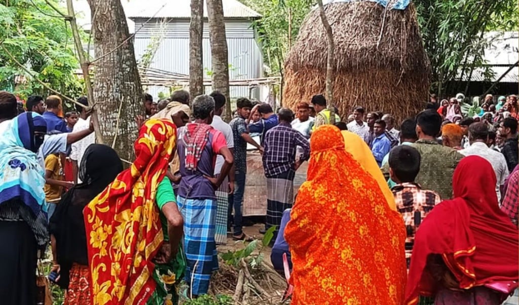 জামালপুরে চোর সন্দেহে যুবককে গাছে বেঁধে পিটিয়ে হত্যা 1757154633 জামালপুরে চোর সন্দেহে যুবককে গাছে বেঁধে পিটিয়ে হত্যা