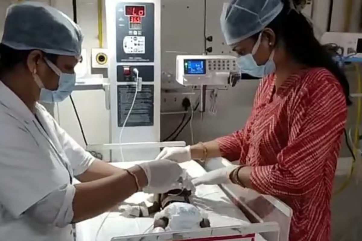 জীবিত পুঁতে ফেলা নবজাতকটি উদ্ধার হওয়ার পর হাসপাতালে কেমন আছে