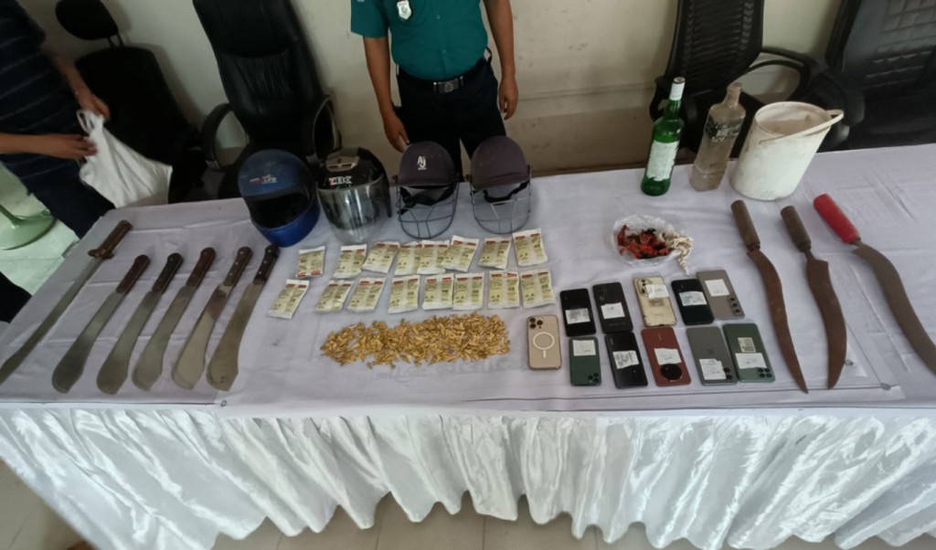 জেনেভা ক্যাম্পে অভিযানে গ্রেপ্তার ৪০, ককটেল বোমাসহ অস্ত্র উদ্ধার 3 জেনিভা ক্যাম্পে অভিযানে গ্রেপ্তার ৪০ ককটেল বোমাসহ অস্ত্র উদ্ধার 1758453142 জেনেভা ক্যাম্পে অভিযানে গ্রেপ্তার ৪০, ককটেল বোমাসহ অস্ত্র উদ্ধার