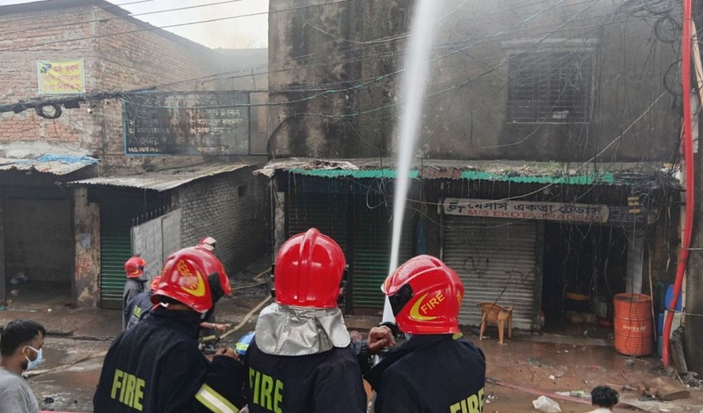 টঙ্গীতে রাসায়নিকের গুদামে আগুন, ফায়ার সার্ভিসের ৫ কর্মী দগ্ধ 4 টঙ্গীতে রাসায়নিকের গুদামে আগুন ফায়ার সার্ভিসের ৫ কর্মী দগ্ধ 1758545641 টঙ্গীতে রাসায়নিকের গুদামে আগুন, ফায়ার সার্ভিসের ৫ কর্মী দগ্ধ