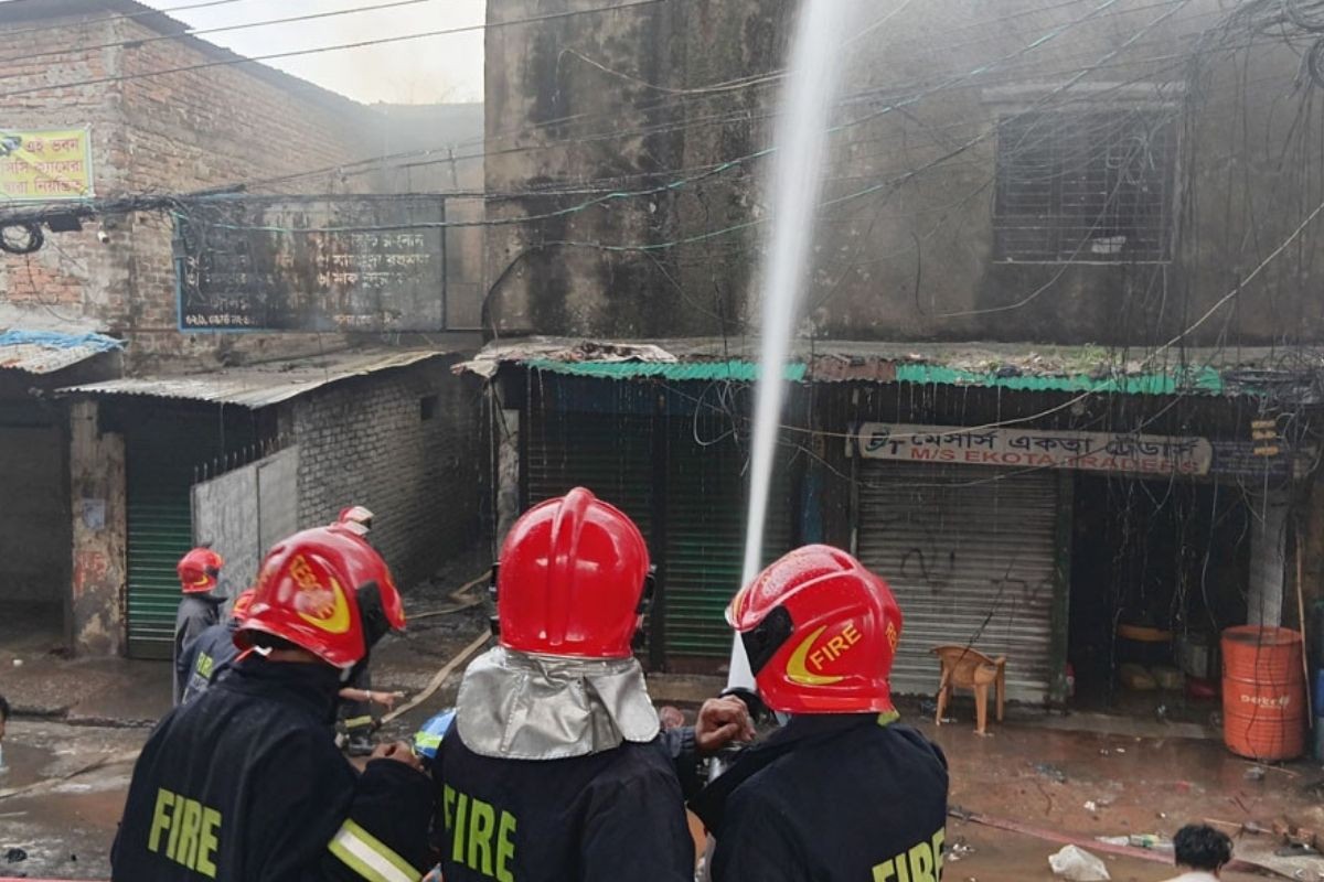 টঙ্গীতে রাসায়নিকের গুদামে আগুন, ফায়ার সার্ভিসের ৫ কর্মী দগ্ধ