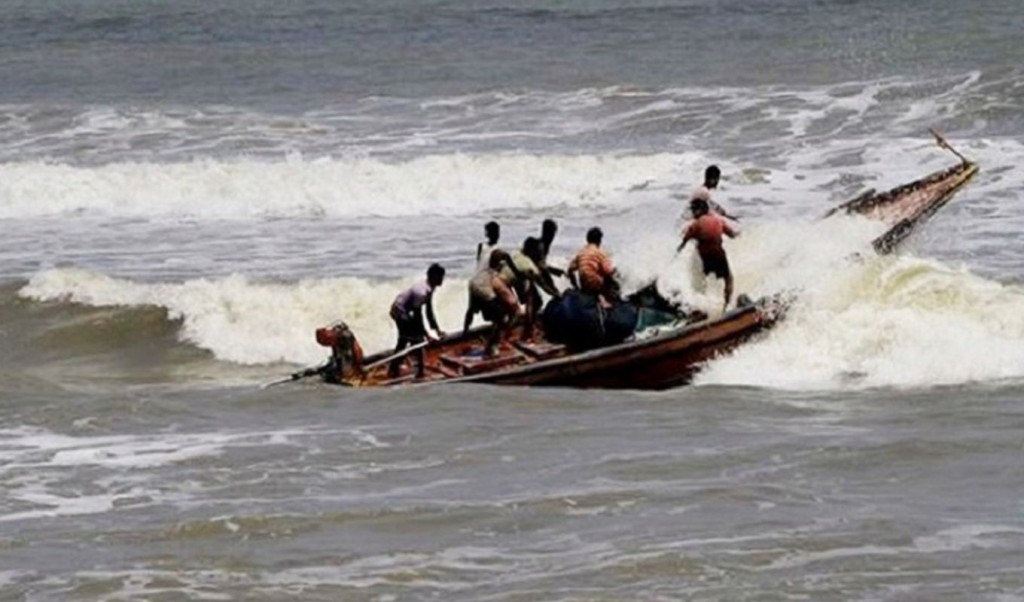 বঙ্গোপসাগরে ট্রলার ডুবির ১৪ ঘণ্টায়ও সন্ধান মেলেনি মিজানের 3 টলার ডুবি 1756806085 বঙ্গোপসাগরে ট্রলার ডুবির ১৪ ঘণ্টায়ও সন্ধান মেলেনি মিজানের