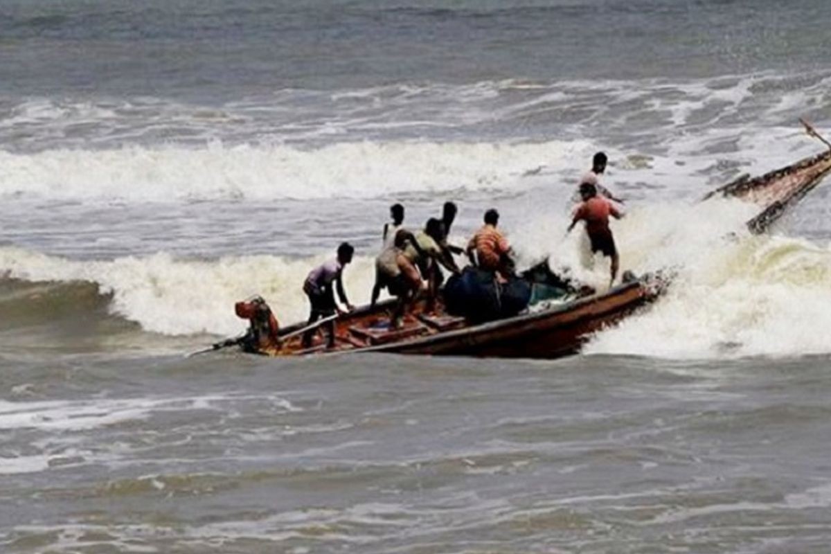 বঙ্গোপসাগরে ট্রলার ডুবির ১৪ ঘণ্টায়ও সন্ধান মেলেনি মিজানের