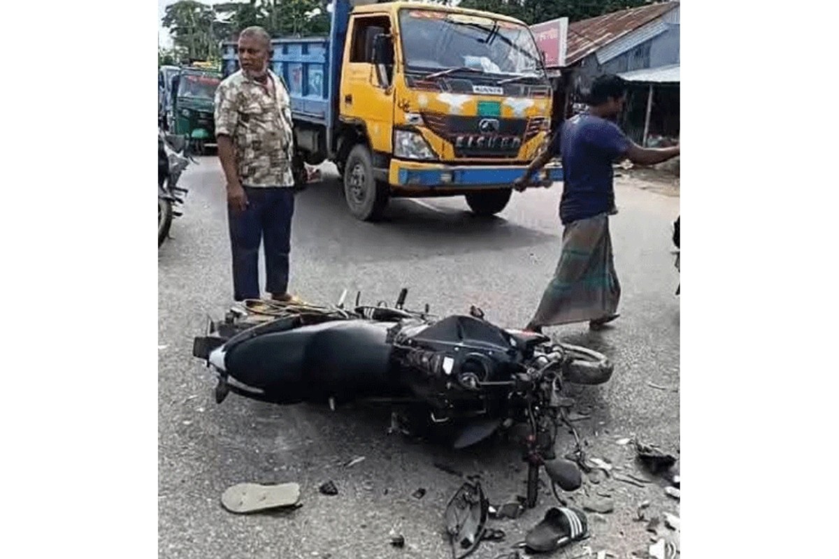 ট্রাকের ধাক্কায় সড়কে ছিটকে দুই মোটরসাইকেল আরোহী নিহত