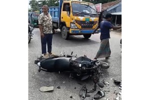 ট্রাকের ধাক্কায় সড়কে ছিটকে দুই মোটরসাইকেল আরোহী নিহত