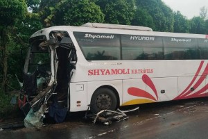 ট্রাকের পেছনে বাসের ধাক্কায় প্রাণ গেলো হেলপার-সুপারভাইজারের, আহত ১০