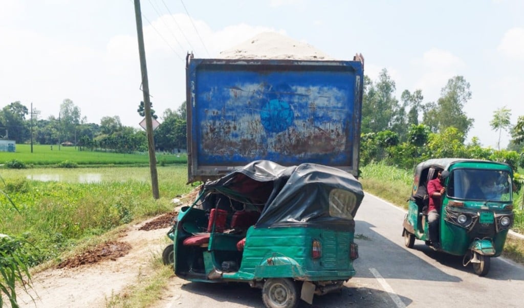 বগুড়ায় ট্রাক–অটোরিকশা সংঘর্ষে বাবা–ছেলেসহ তিনজন নিহত 3 ট্রাক–অটোরিকশা সংঘর্ষে বাবা–ছেলেসহ তিনজন নিহত 1758879978 বগুড়ায় ট্রাক–অটোরিকশা সংঘর্ষে বাবা–ছেলেসহ তিনজন নিহত