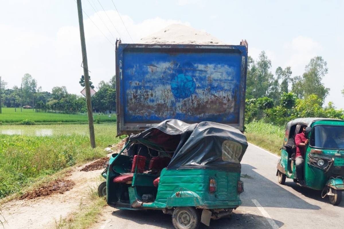 বগুড়ায় ট্রাক–অটোরিকশা সংঘর্ষে বাবা–ছেলেসহ তিনজন নিহত