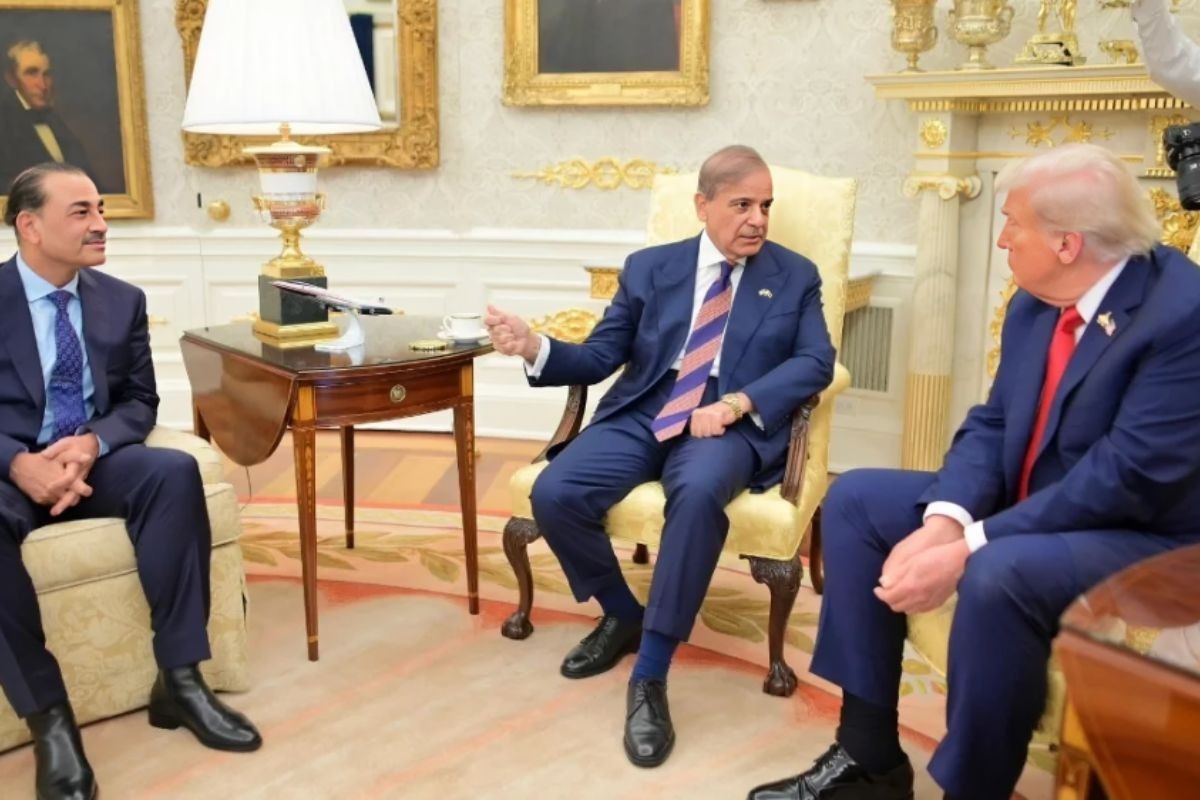 ট্রাম্পের সঙ্গে পাকিস্তানের প্রধানমন্ত্রী ও সেনাপ্রধানের গোপন বৈঠক