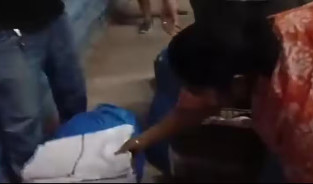 ট্রেনের বিছানার চাদর-তোয়ালে চুরি করছিলেন যাত্রী, অতঃপর… 4 ট্রেনের বিছানার চাদর তোয়ালে চুরি করছিলেন যাত্রী অতঃপর… 1758458605 ট্রেনের বিছানার চাদর-তোয়ালে চুরি করছিলেন যাত্রী, অতঃপর…