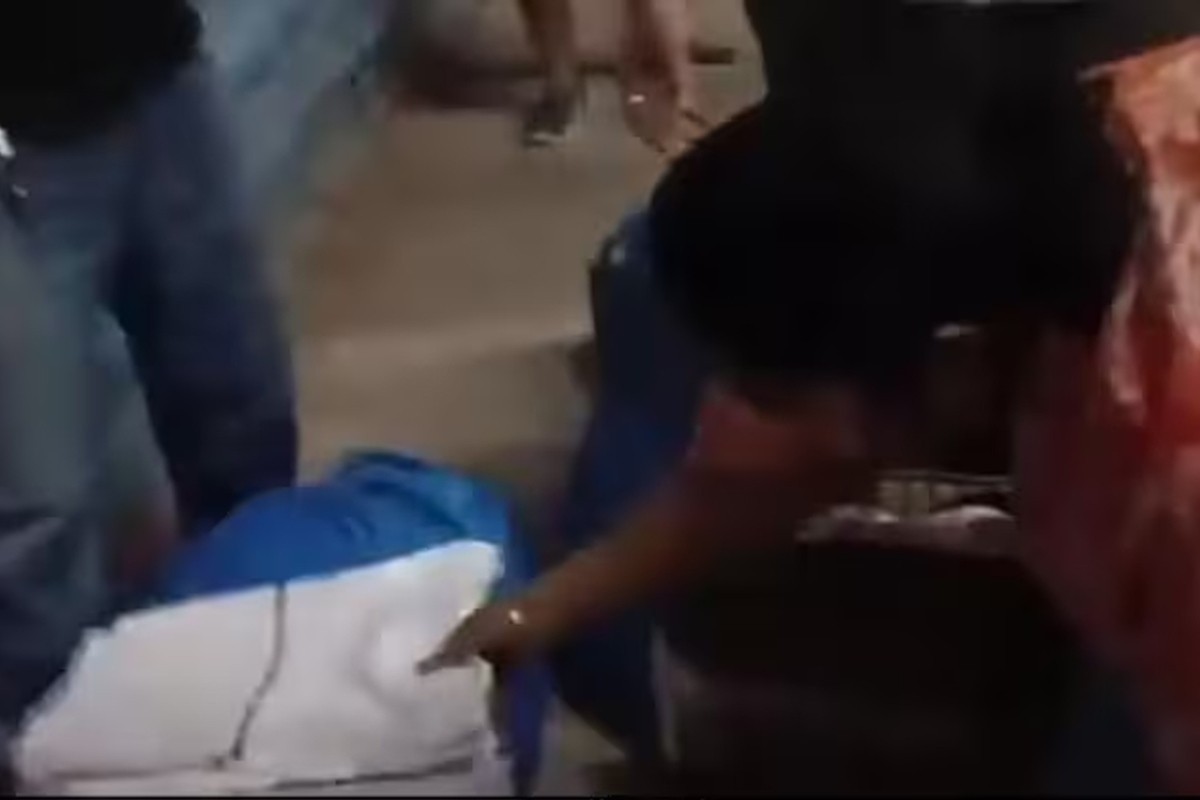 ট্রেনের বিছানার চাদর-তোয়ালে চুরি করছিলেন যাত্রী, অতঃপর…