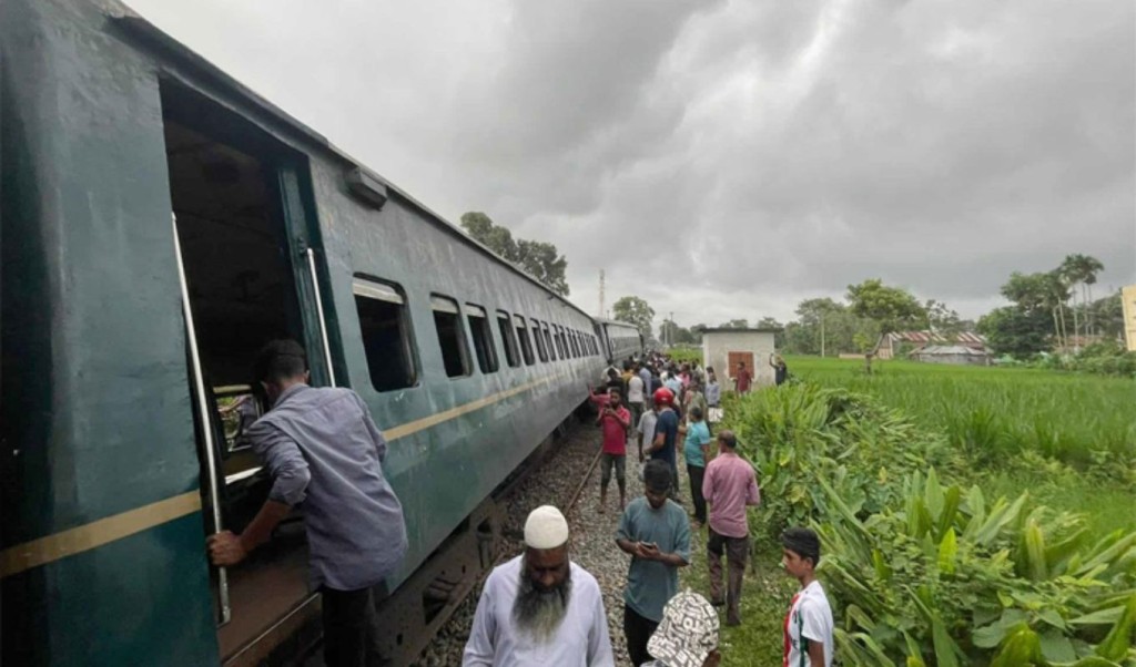 ট্রেনের ৬ বগি লাইনচ্যুত 1758016219 পদ্মরাগ ট্রেনের ৬ বগি লাইনচ্যুত, বন্ধ রেল যোগাযোগ
