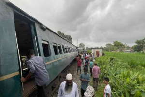 পদ্মরাগ ট্রেনের ৬ বগি লাইনচ্যুত, বন্ধ রেল যোগাযোগ