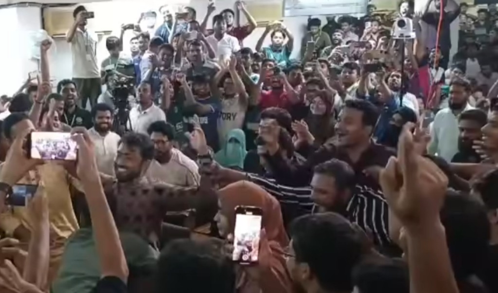 ডাকসুর পর জাকসুতেও ‘হিজাব, হিজাব’ স্লোগান 3 ডাকসুর পর জাকসুতেও ‘হিজাব হিজাব স্লোগান 1 1757773511 ডাকসুর পর জাকসুতেও ‘হিজাব, হিজাব’ স্লোগান