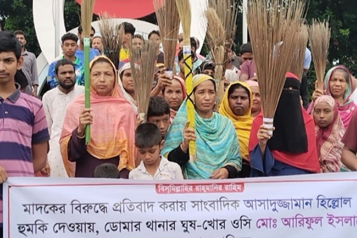 ডোমার থানার ওসির অপসারণ দাবিতে ঝাড়ু মিছিল
