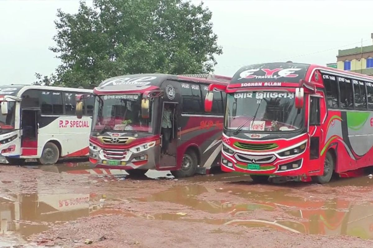 ঢাকা-চট্টগ্রাম রুটে বাস ধর্মঘটে চরম ভোগান্তিতে উত্তরবঙ্গের যাত্রীরা