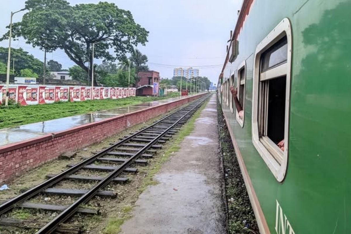 ঢাকাগামী বুড়িমারি এক্সপ্রেস বিমানবন্দরের কাছে লাইনচ্যুত, ট্রেন চলাচল আপাতত বন্ধ