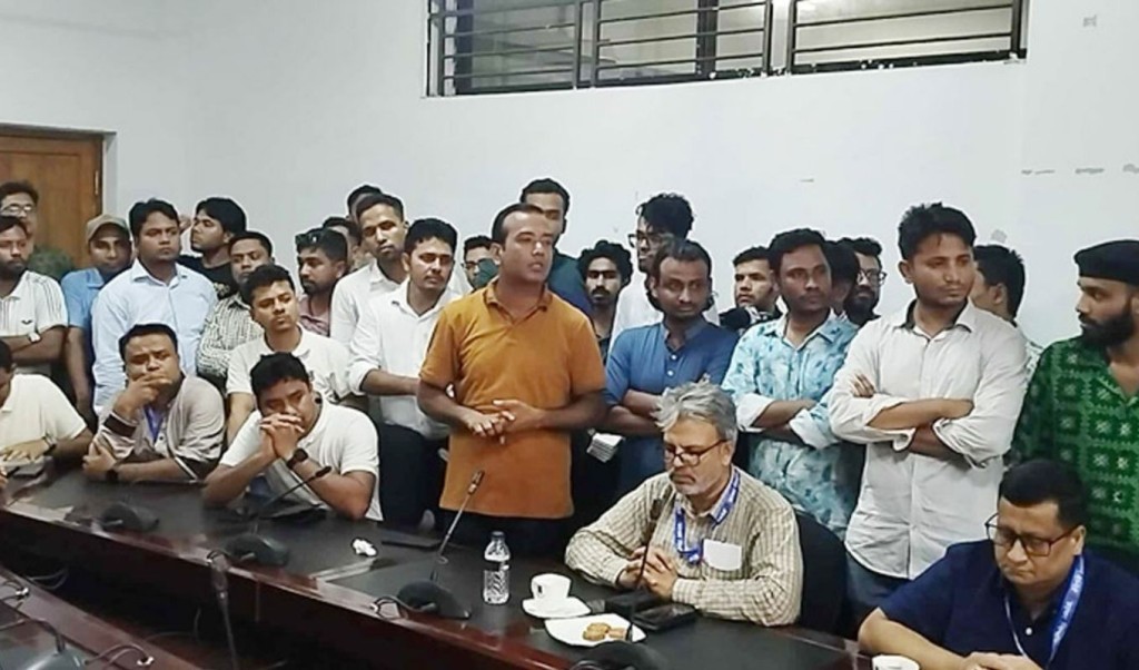 ঢাবি উপাচার্যকে ‘জামায়াতি প্রশাসন’ আখ্যা দিল ছাত্রদল 3 ঢাবি উপাচার্যকে ‘জামায়াতি প্রশাসন আখ্যা দিল ছাত্রদল 1757428316 ঢাবি উপাচার্যকে ‘জামায়াতি প্রশাসন’ আখ্যা দিল ছাত্রদল