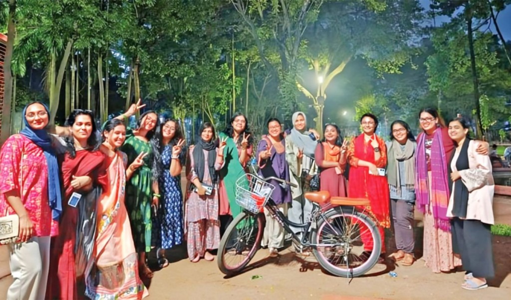 ঢাবির মলচত্বরে ২৮ সেপ্টেম্বর রাতে কেন কেক কাটলেন শিক্ষার্থীরা 3 ঢাবির মলচত্বরে ২৮ সেপ্টেম্বর রাতে কেন কেক কাটলেন শিক্ষার্থীরা 1759126244 ঢাবির মলচত্বরে ২৮ সেপ্টেম্বর রাতে কেন কেক কাটলেন শিক্ষার্থীরা